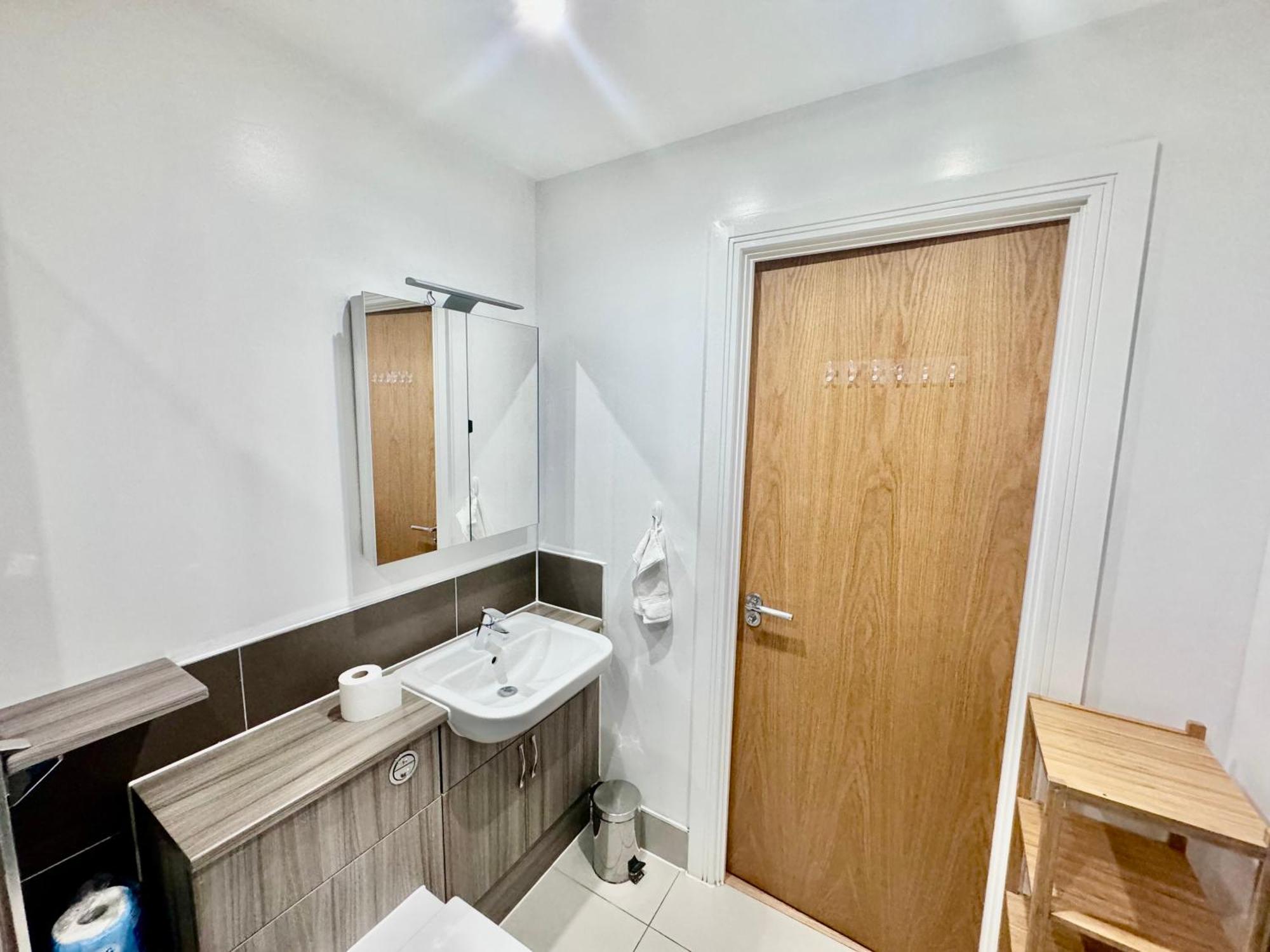 Luxury 2 Bed Entire Apartment-Near Tube & Shopping Centre Harrow Extérieur photo
